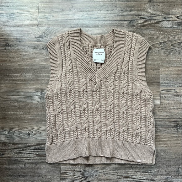 Abercrombie & Fitch Tops - Abercrombie & Fitch sweater vest